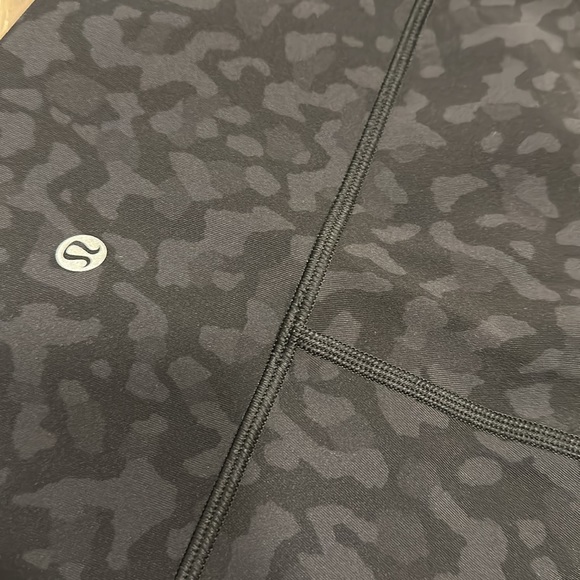 Lululemon black animal print leggings Sz 8 - Picture 2 of 2